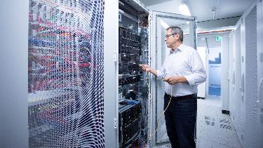 
Mitarbeiter bei der Arbeit an der IT-Infrastruktur