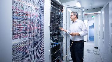 
Mitarbeiter bei der Arbeit an der IT-Infrastruktur