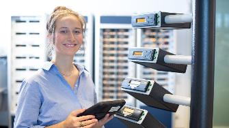 
Mitarbeiterin an einer OBU-Teststation