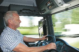 
Fahrer sitzt in Führerhaus eines Lkw