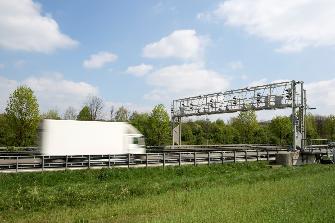 
Lkw fährt durch Kontrollbrücke