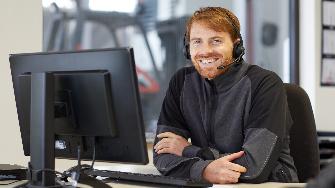 
Ein Mitarbeiter neben einem großen Bildschirm