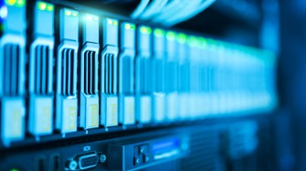 
Frontansicht mehrerer Servereinschübe mit Netzwerkverkabelung