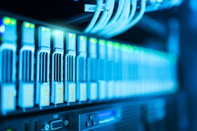 
Frontansicht mehrerer Servereinschübe mit Netzwerkverkabelung