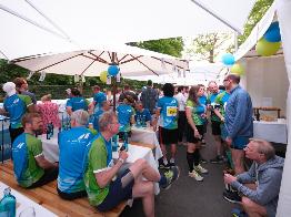 
Teilnehmende der Berliner Teamstaffel in blauem Toll-Collect-Trikot