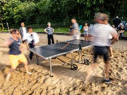 
Unterschiedliche Mitarbeitende auf einer Veranstaltung im Freien