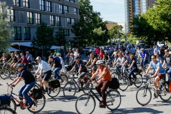 
Gruppe von Radfahrern auf einer Straße bei sonnigem Wetter.