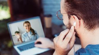 
Mitarbeiter in einem Webinar